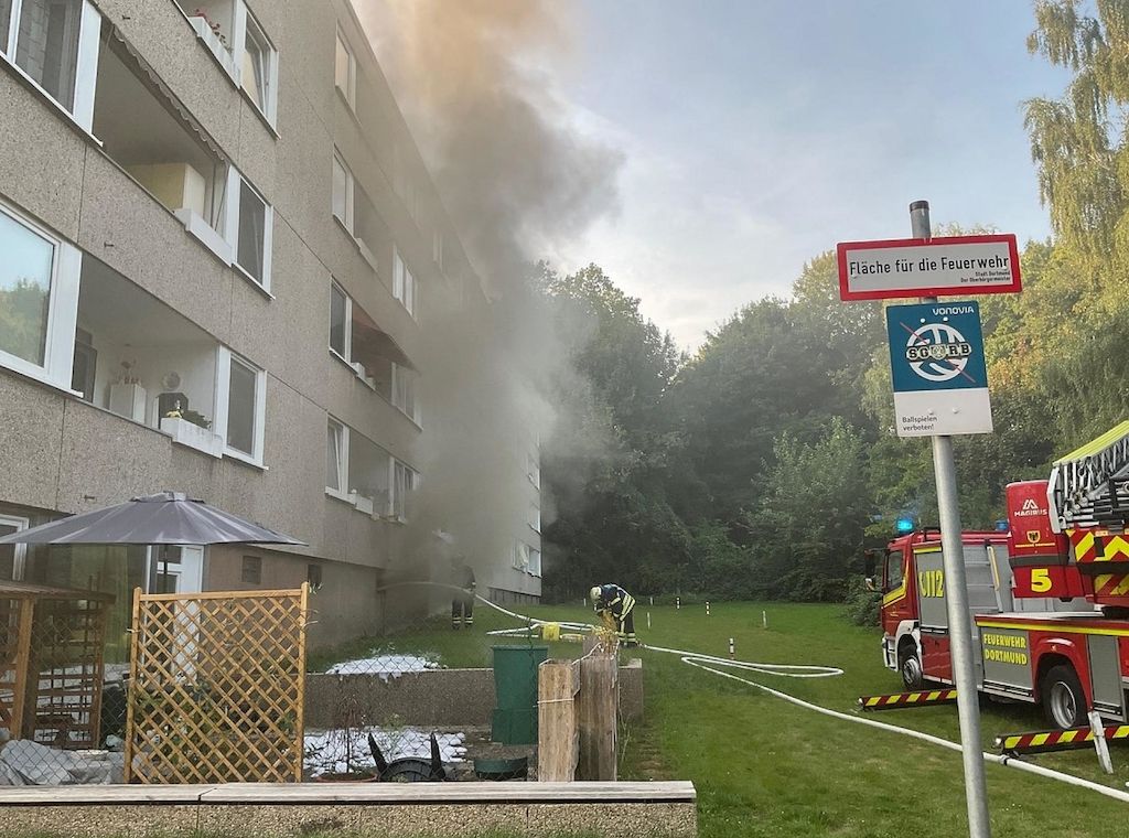 Feuerwehr rückt zu Kellerbrand in Dortmund-Nette aus