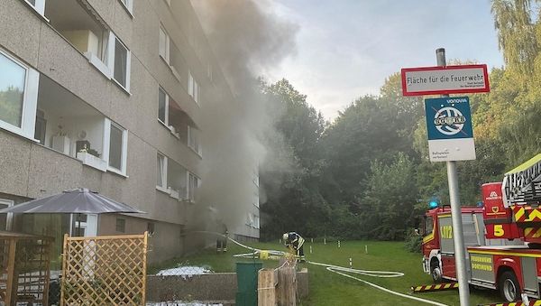 Feuerwehr rückt zu Kellerbrand in Dortmund-Nette aus