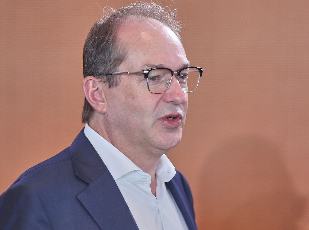 Dobrindt kritisiert Debatte über Kosten von Verbeamtungen