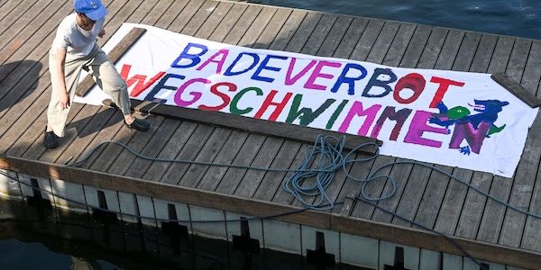 Demo gegen Badeverbot in Spree in Berlin