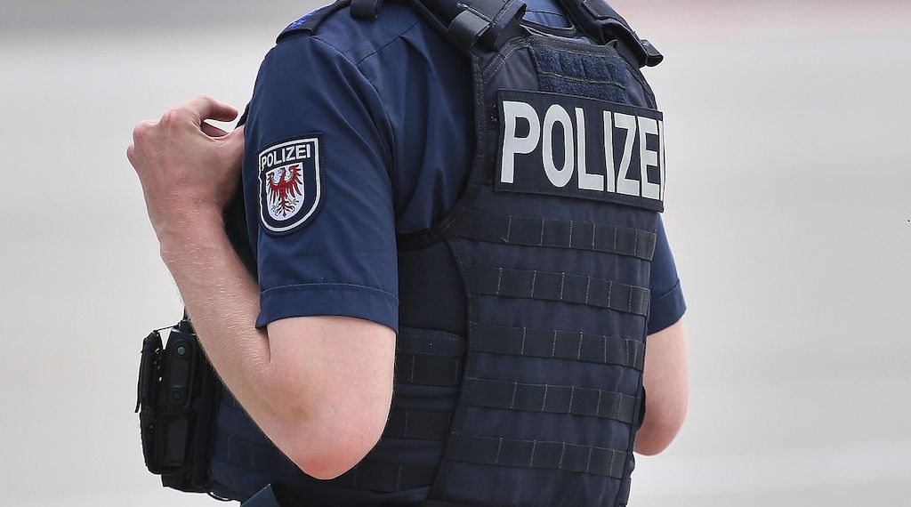 Betrunkener Mann greift Restaurantmitarbeiter und Polizisten in Potsdam an