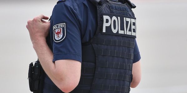 Betrunkener Mann greift Restaurantmitarbeiter und Polizisten in Potsdam an