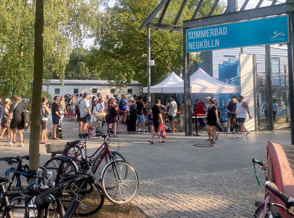 Prügelei im Sommerbad Neukölln - Fünf Menschen verletzt