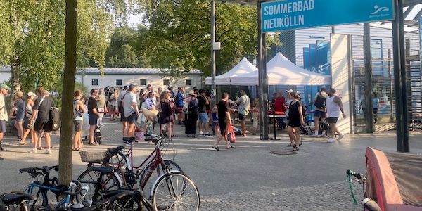 Prügelei im Sommerbad Neukölln - Fünf Menschen verletzt
