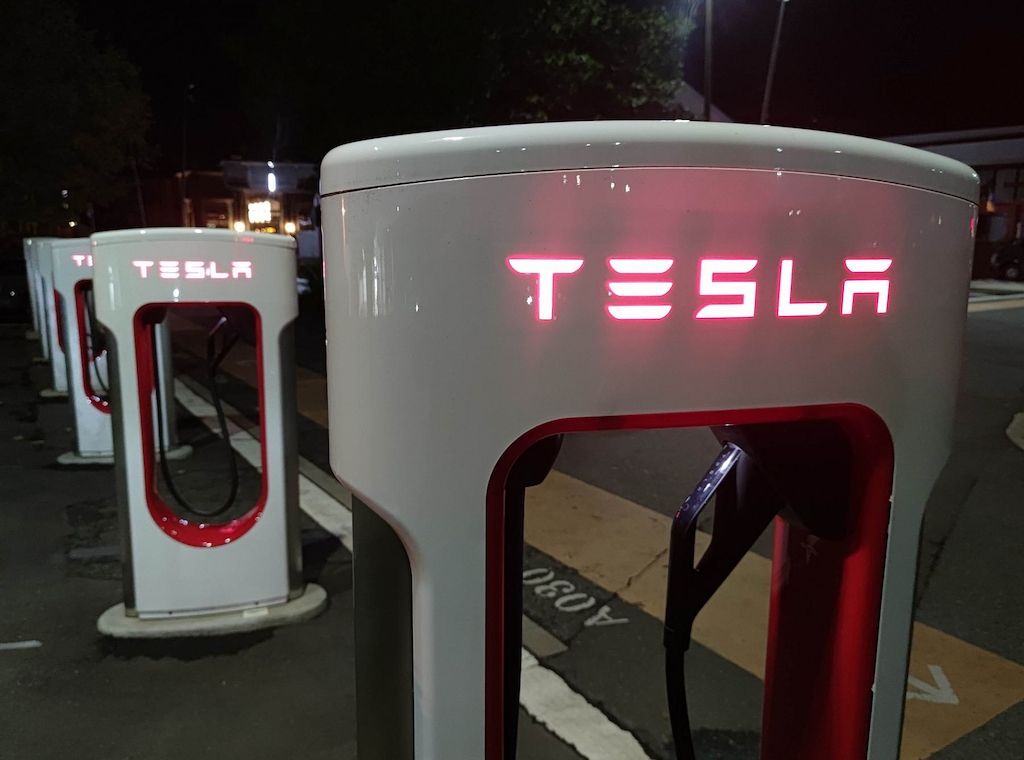 Tesla evakuiert Mitarbeiter nach Brand von Batteriezellen