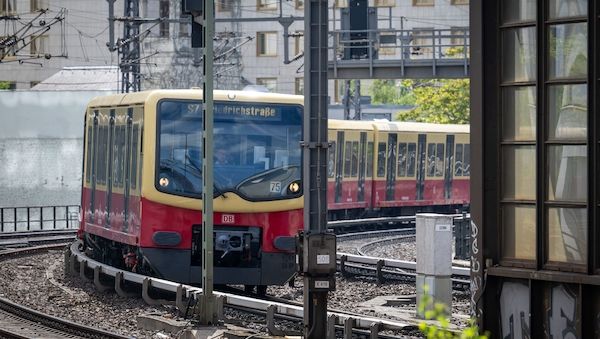 Berlin-Lichtenberg: S-Bahn fährt mit Fahrgästen auf Abstellgleis - Fahrgäste im Zug nicht informiert