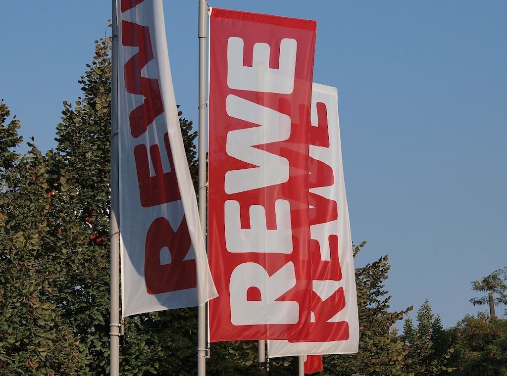 Tamara Lüdke zeigt Solidarität nach Gewaltvorfall in einem Rewe-Markt