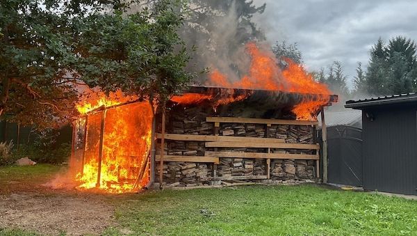 Feuerwehr verhindert Übergreifen von Holzunterstand-Brand in Dortmund