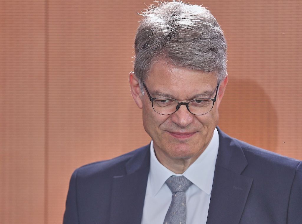 Schnieder will langfristige Lösung für Deutschlandticket finden