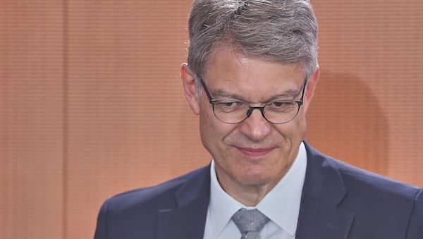 Schnieder will langfristige Lösung für Deutschlandticket finden