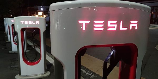 Tesla evakuiert Mitarbeiter nach Brand von Batteriezellen