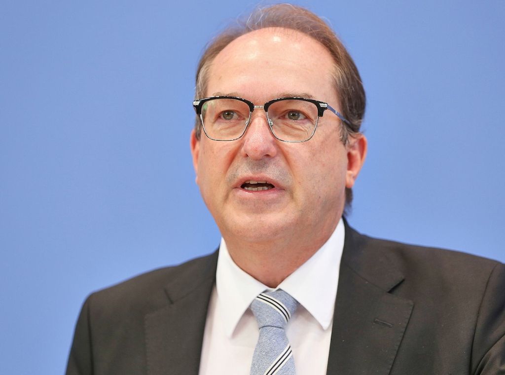 Dobrindt will Selbstbestimmungsrecht vor Missbrauch schützen