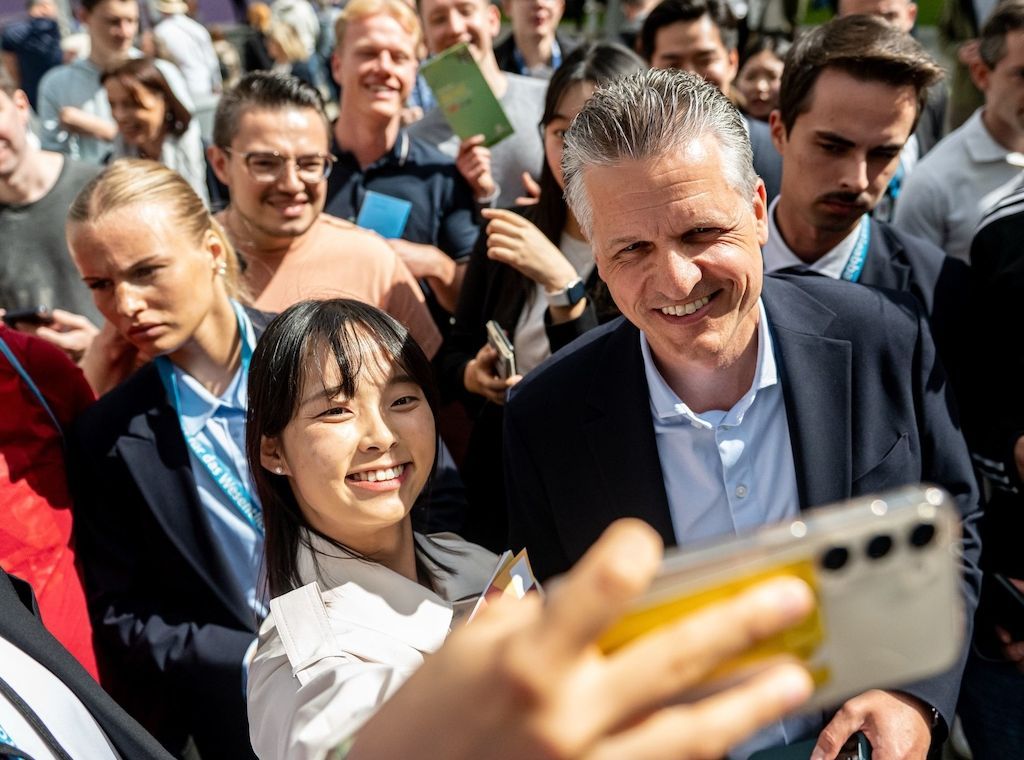 Einladung von Kanzler & Co - Tausende im Regierungsviertel