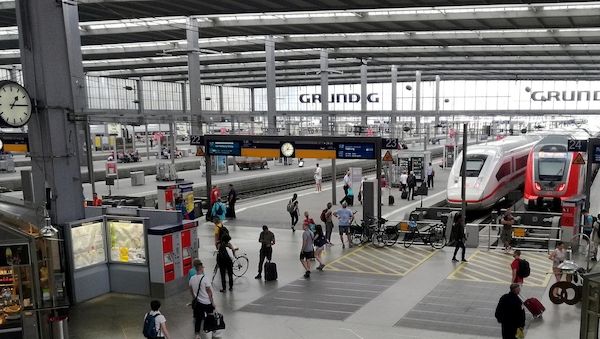 Feuermelder am Münchner Hauptbahnhof als Flaschenöffner missbraucht