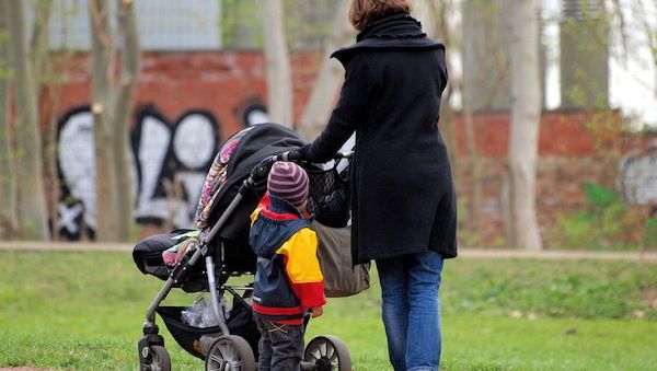Umfrage: Jedes dritte Elternteil fühlt sich stark belastet