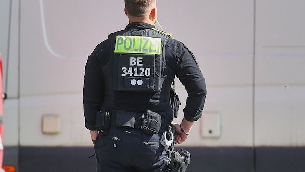 Festnahme nach Auseinandersetzung vor Botschaft in Berlin-Mitte