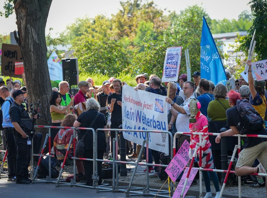 Kleinere Proteste gegen Eröffnung des neuen Berliner-Autobahnstücks