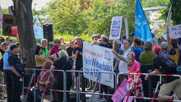 Kleinere Proteste gegen Eröffnung des neuen Berliner-Autobahnstücks