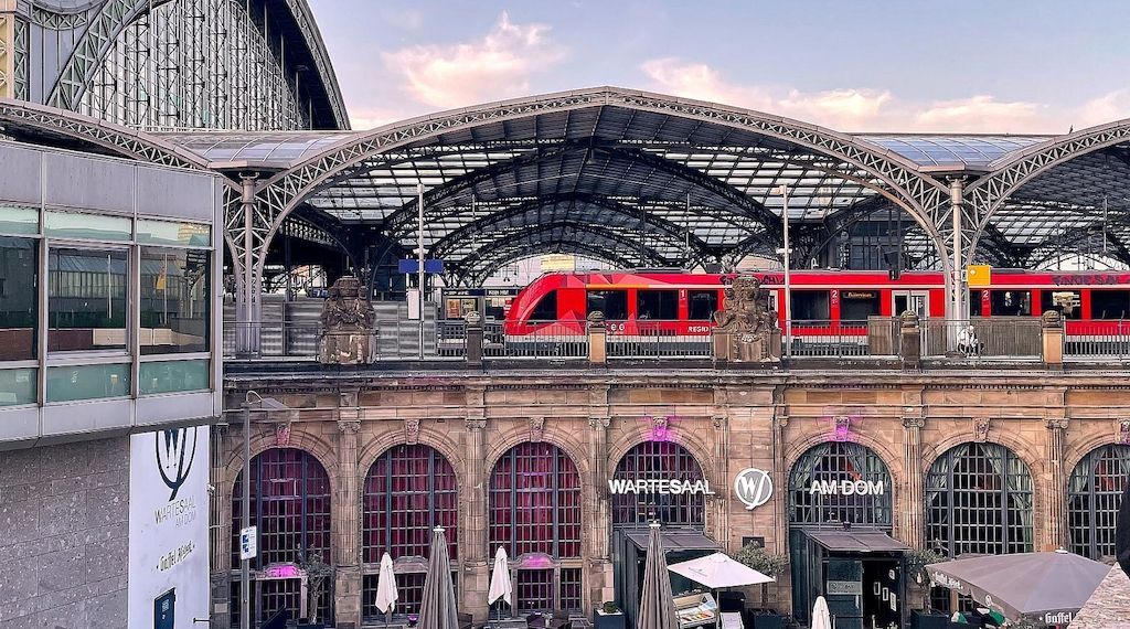 Mann mit Axt im ICE am Kölner Hauptbahnhof gestellt