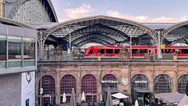 Mann mit Axt im ICE am Kölner Hauptbahnhof gestellt