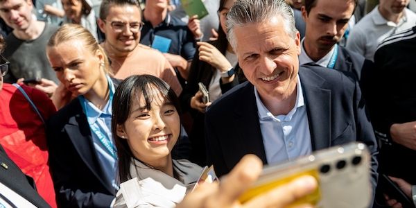 Einladung von Kanzler & Co - Tausende im Regierungsviertel