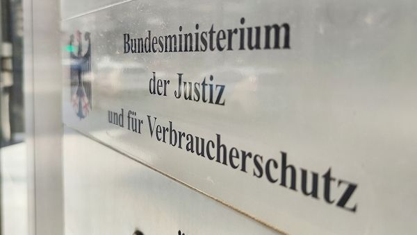 Justizministerium legt Gesetz zur elektronischen Fußfessel vor