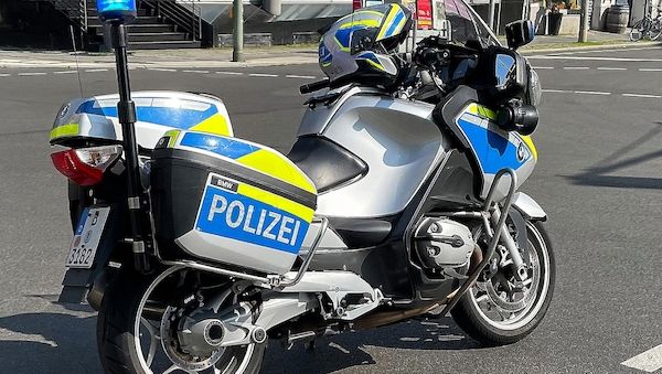 Straßenbahn und Auto in Marzahn kollidiert