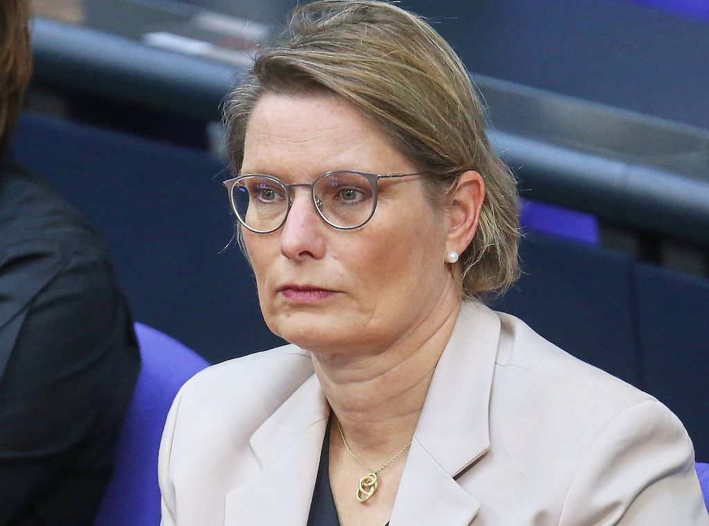 Hubig prüft Verschärfung der Frauenquote