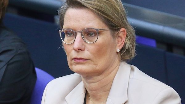 Hubig prüft Verschärfung der Frauenquote