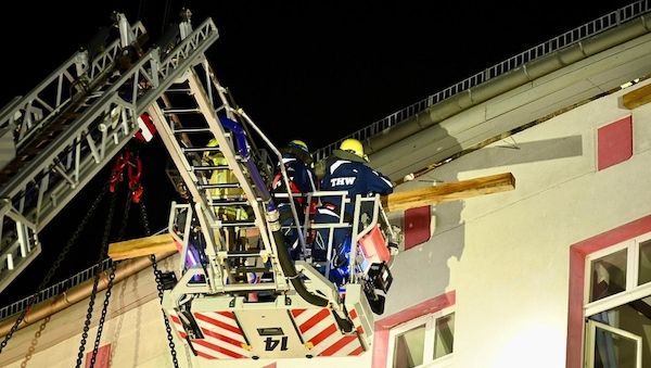THW stabilisiert einsturzgefährdeten Dachstuhl in Berlin-Mitte