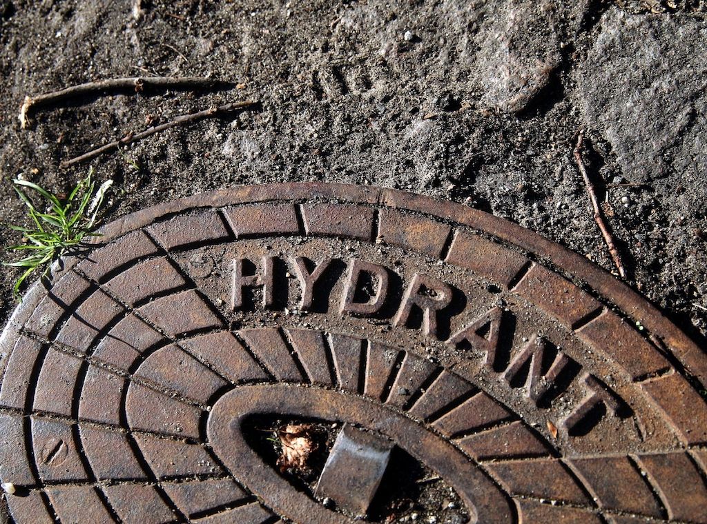 Unbekannter beschädigt Wasserhydranten in Stuttgart