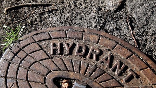 Unbekannter beschädigt Wasserhydranten in Stuttgart