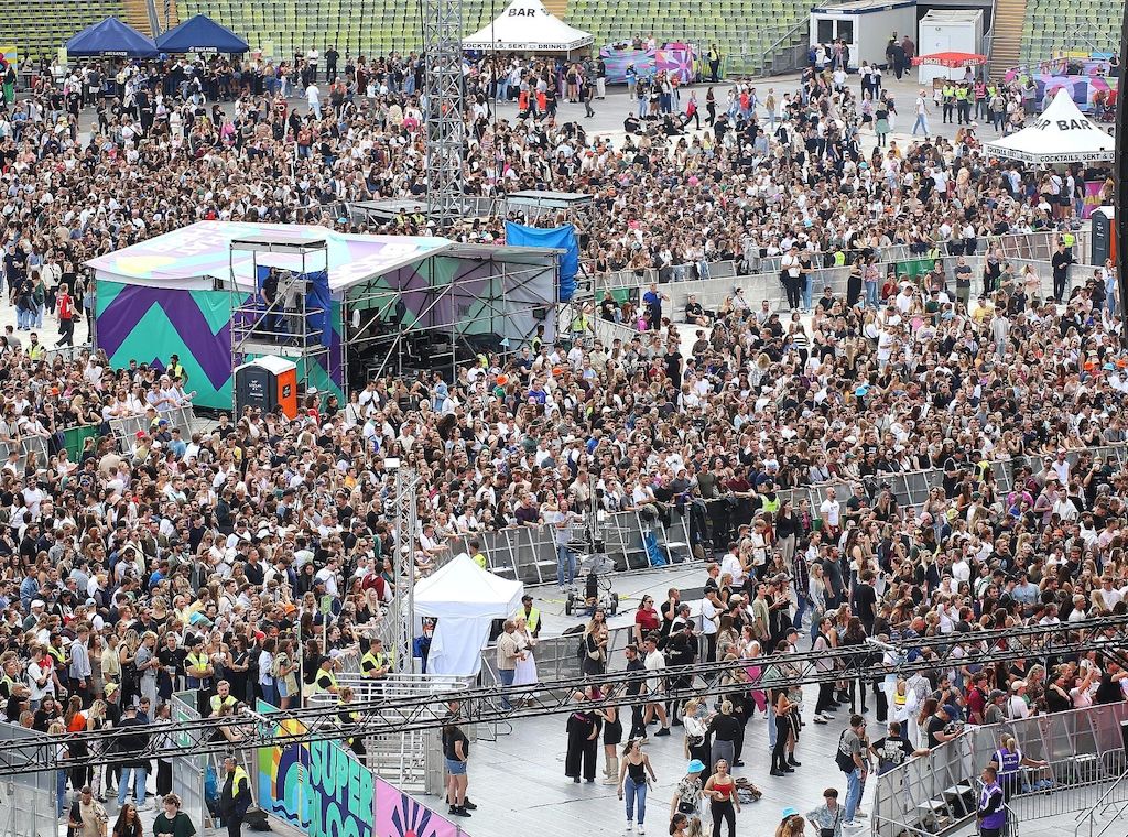 Zehntausende bei "Superbloom" im Münchner Olympiapark