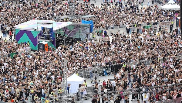 Zehntausende bei "Superbloom" im Münchner Olympiapark