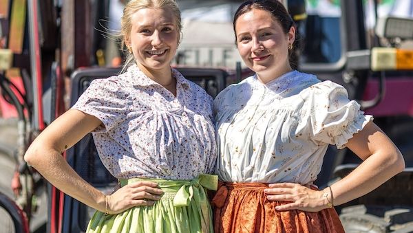 Spreewald: Farbenfroher Umzug beim Heimat- und Trachtenfest in Burg