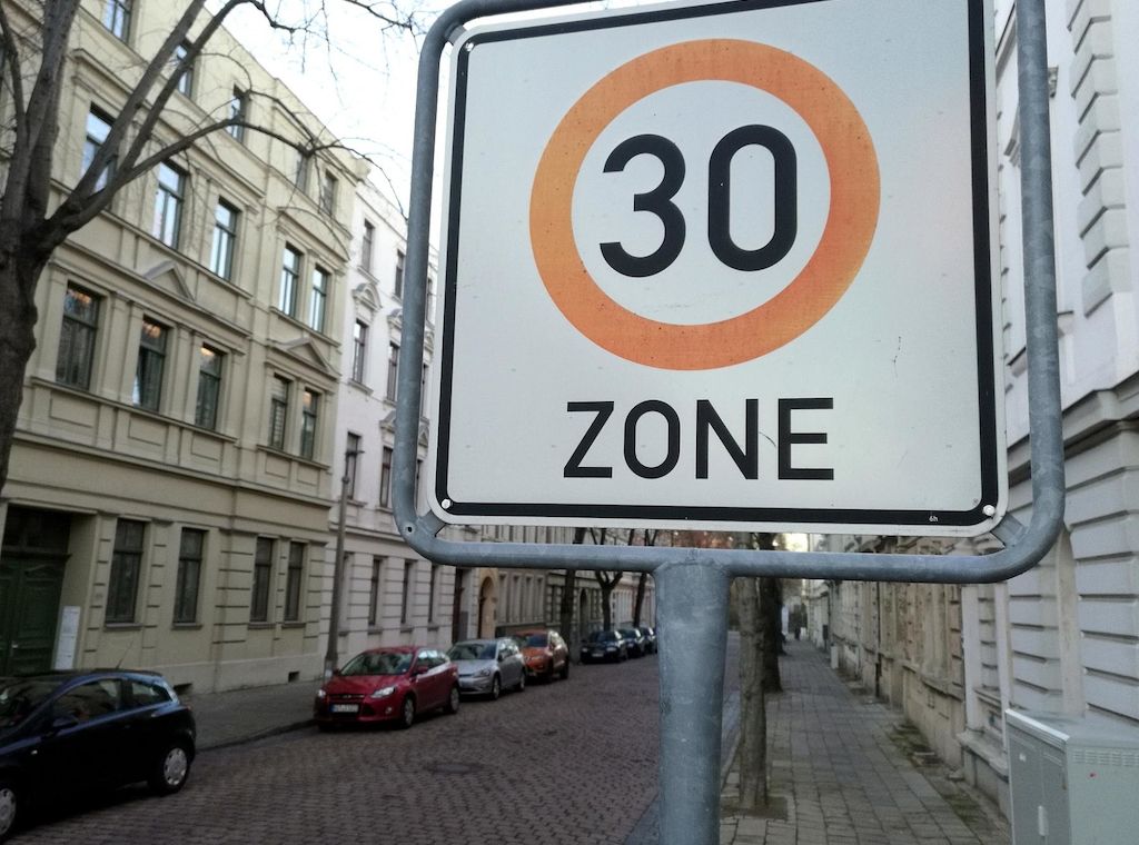 Grüne kritisieren Wiedereinführung von Tempo 50 auf vielen Straßen
