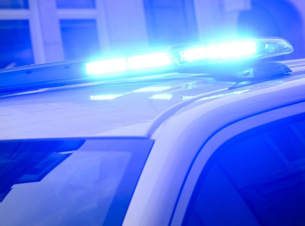Wilde Fahrerflucht vor der Polizei – Crash in Schaufenster