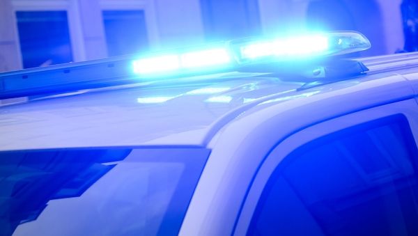 Wilde Fahrerflucht vor der Polizei – Crash in Schaufenster