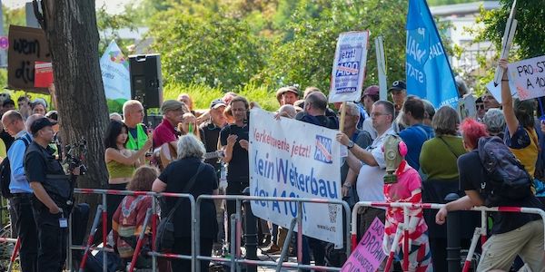Kleinere Proteste gegen Eröffnung des neuen Berliner-Autobahnstücks