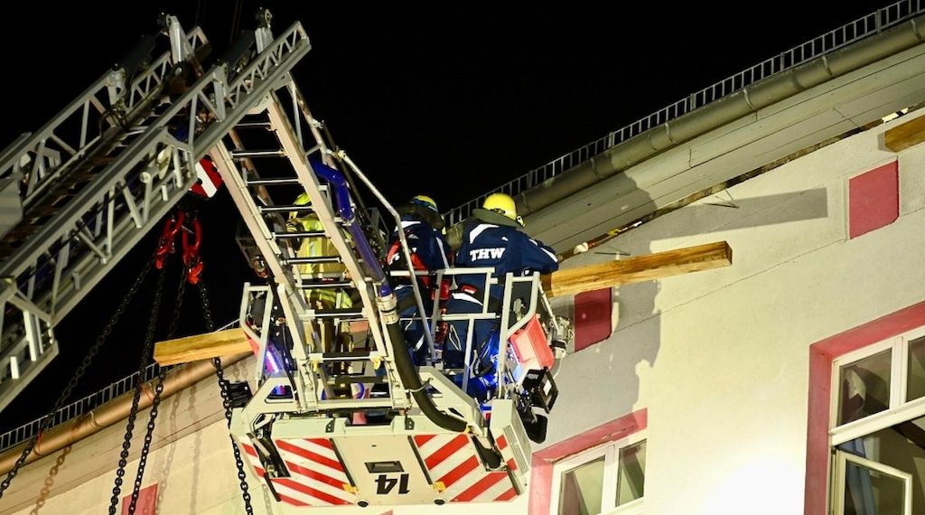 THW stabilisiert einsturzgefährdeten Dachstuhl in Berlin-Mitte