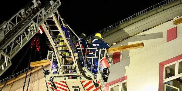 THW stabilisiert einsturzgefährdeten Dachstuhl in Berlin-Mitte