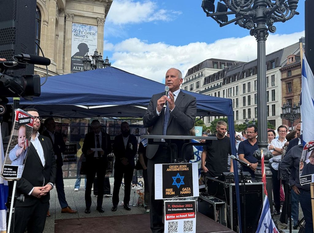 Hessischer Innenminister spricht bei Antisemitismus-Demo in Frankfurt