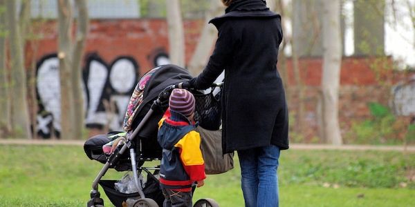 Umfrage: Jedes dritte Elternteil fühlt sich stark belastet