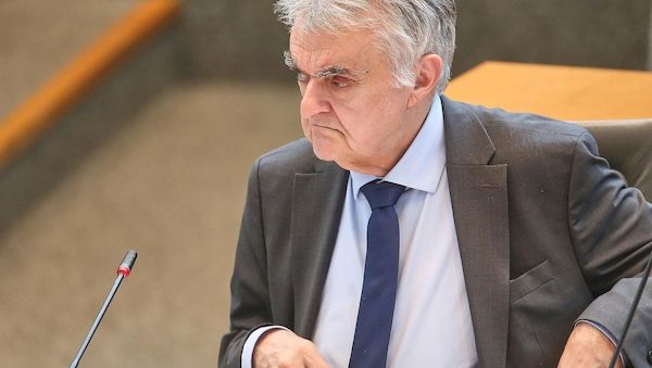 Reul zeugt sich betroffen über Angriffe auf Beamte