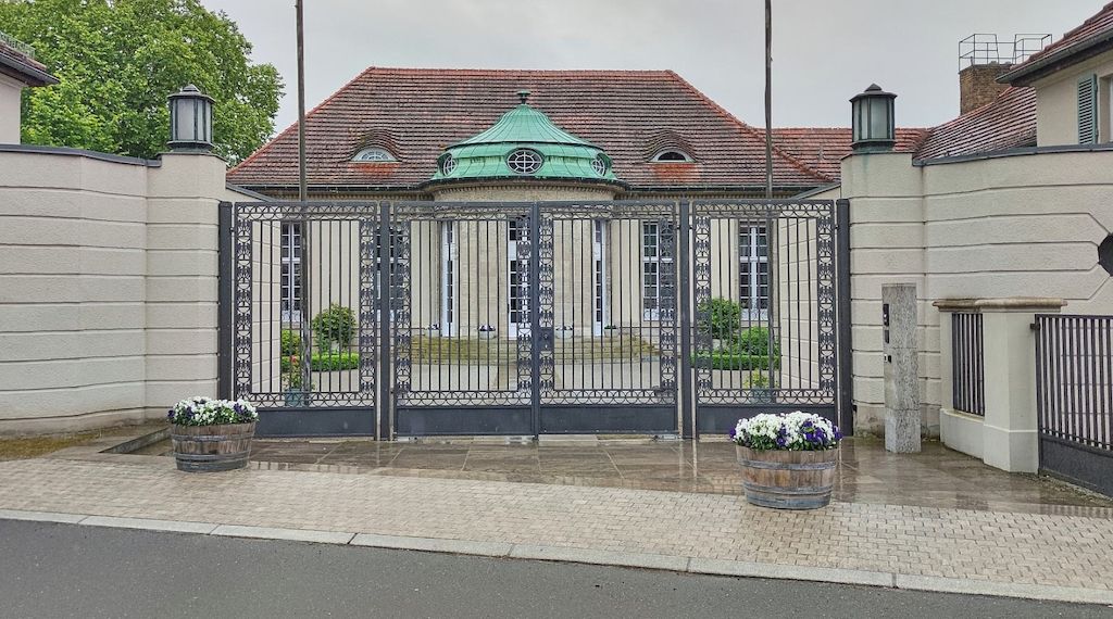 Polizeieinsatz wegen umstrittenem Influencer an Potsdamer Villa