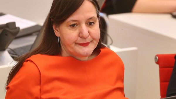 Schüle überreicht Förderbescheid für Sanierung des Kirchturms in Prädikow