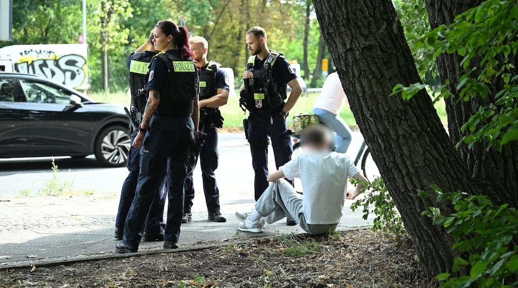 Auto fährt in Berlin in Kindergruppe - Erzieherin schwer verletzt 