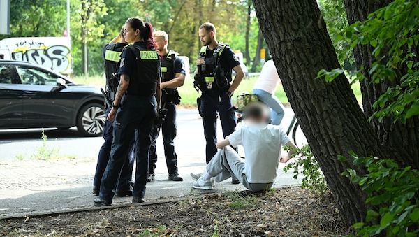 Auto fährt in Berlin in Kindergruppe - Erzieherin schwer verletzt 