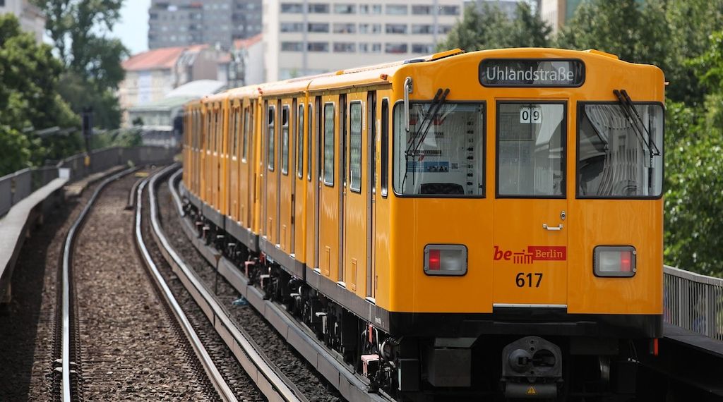 Unbekannter schießt auf U-Bahn in Berlin-Reinickendorf