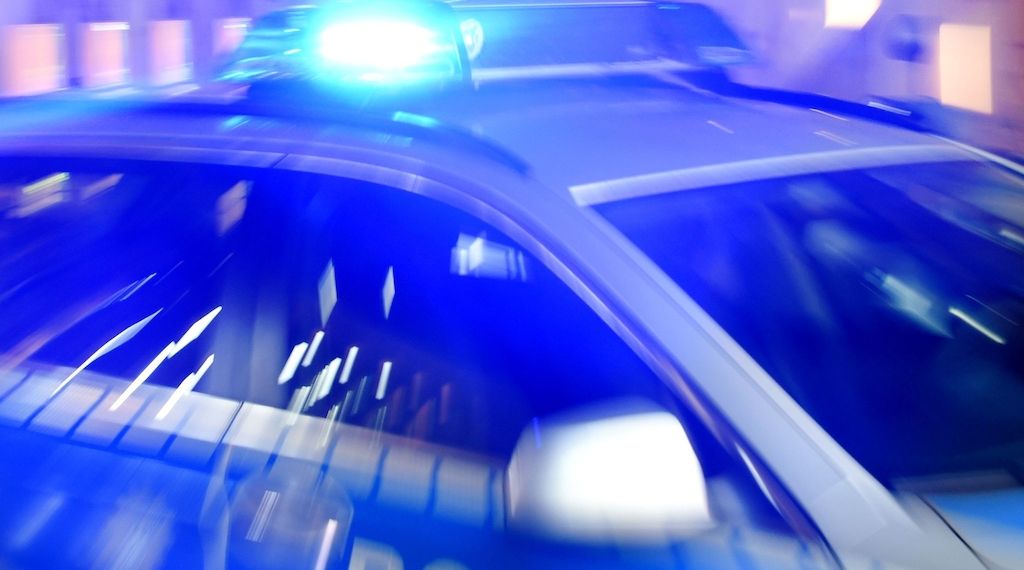 Jugendliche werfen Flaschen von Brücke auf Autobahn 24 - Ein Auto getroffen